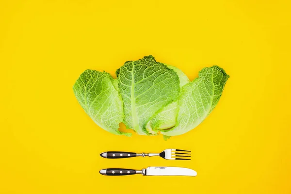 Vue de dessus du chou frais sain et fourchette avec couteau isolé sur jaune — Photo de stock