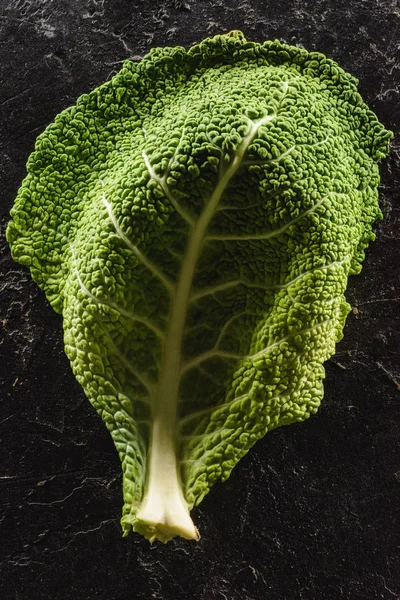 Vue rapprochée de la feuille verte de chou de Savoie frais et sain sur noir — Photo de stock