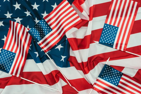 Primer plano vista de las banderas americanas arregladas, concepto de día de presidentes - foto de stock