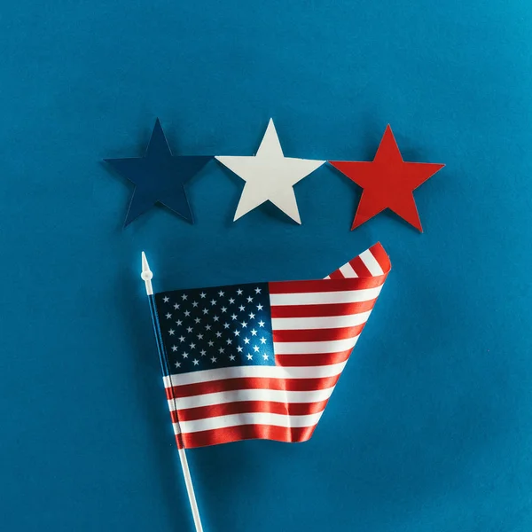 Close up view of stars and american flag isolated on blue, presidents day concept — Stock Photo