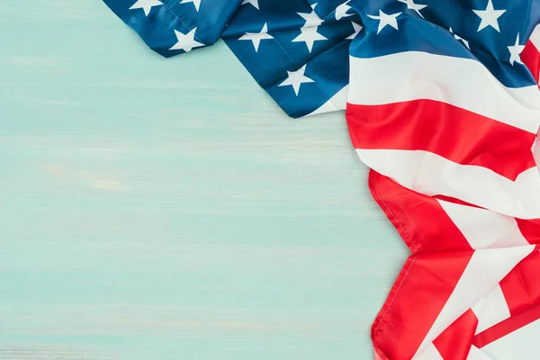 Крупним планом згорнутий американський прапор на синій дерев'яній стільниці, концепція дня президентів — стокове фото