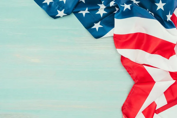 Vista de cerca de la bandera americana plegada en la mesa de madera azul, concepto de día de presidentes - foto de stock