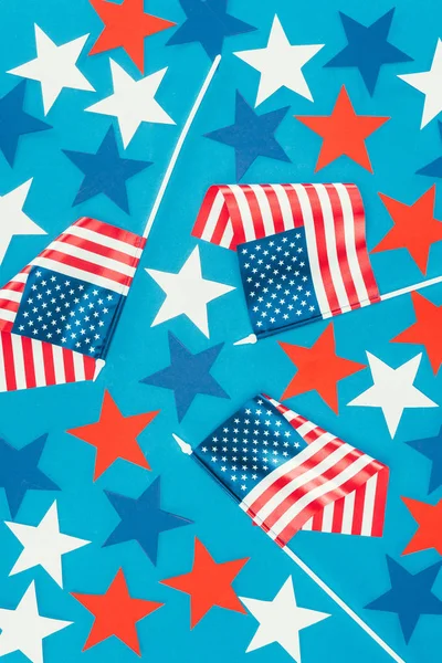 Вид зверху розставлені зірки і американські прапори ізольовані на синьому, концепція святкування дня президентів — стокове фото