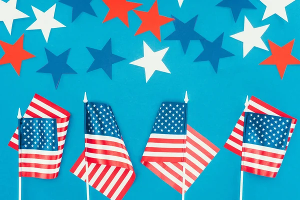 Верхний вид устроенных звезд и американских флагов, изолированных на синий, День президентов концепции празднования — стоковое фото