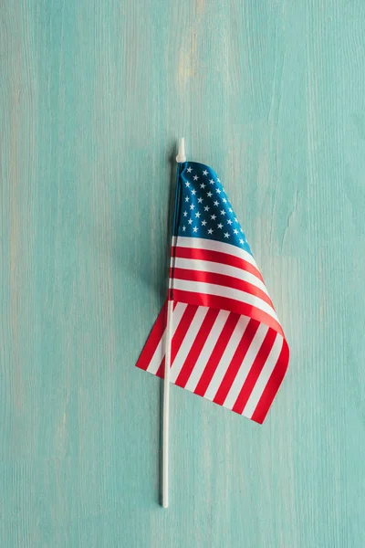 Vista superior de la bandera americana en la superficie azul de madera, concepto de día de presidentes - foto de stock