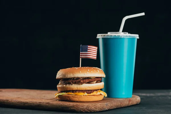 Vista de perto do hambúrguer com bandeira americana e bebida com gás, conceito de celebração do dia dos presidentes — Fotografia de Stock