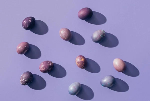 Purple background with purple painted eggs for Easter — Stock Photo