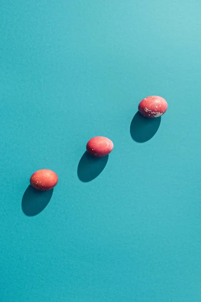 Vista superior de ovos de páscoa vermelho gasto, em azul — Fotografia de Stock