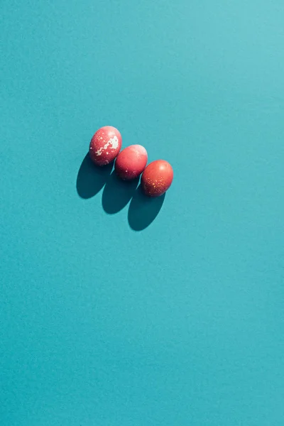 Top view of red traditional easter eggs, on blue — Stock Photo