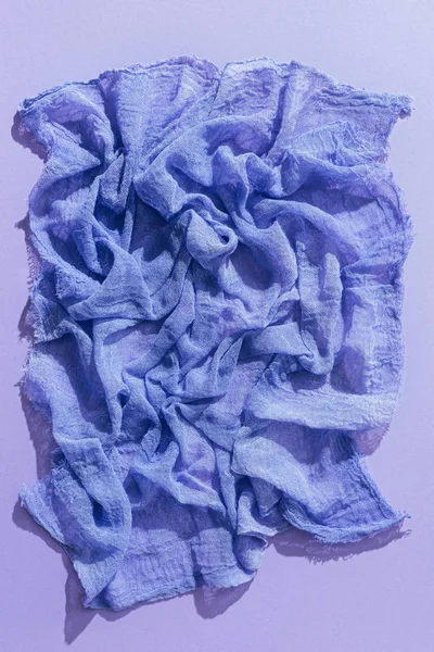 Vista superior de tela de gasa púrpura sobre fondo púrpura - foto de stock