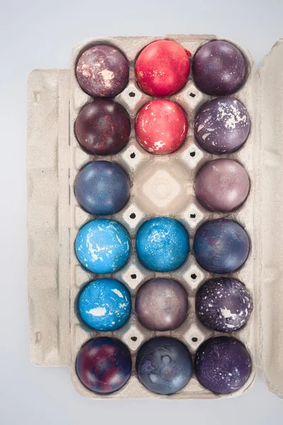 Vue de dessus des oeufs de Pâques traditionnels dans le plateau, isolé sur blanc — Photo de stock