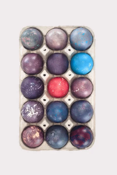Vista superior de coloridos huevos de Pascua en bandeja, aislados en blanco - foto de stock