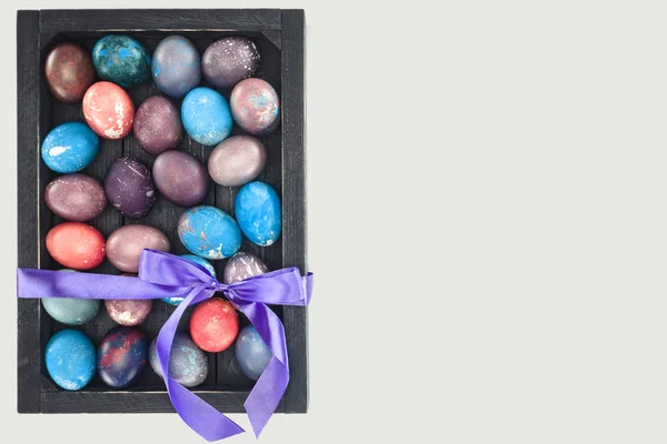 Vue du dessus de la boîte cadeau avec des œufs de Pâques colorés, isolé sur blanc — Photo de stock