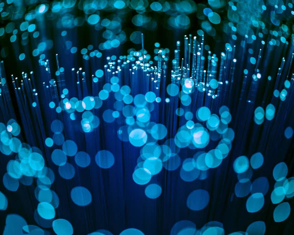 Foco seletivo de textura de fibra óptica azul brilhante com bokeh — Fotografia de Stock