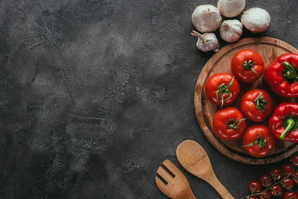Blick von oben auf verschiedene rohe Gemüsesorten für den Pizzaaufstrich auf Betonoberfläche — Stockfoto