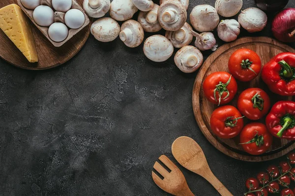 Vue de dessus de différents ingrédients bruts pour pizza sur table en béton — Photo de stock