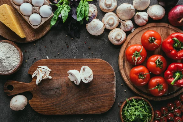 Draufsicht auf verschiedene Rohstoffe für Pizza auf Betonoberfläche — Stockfoto