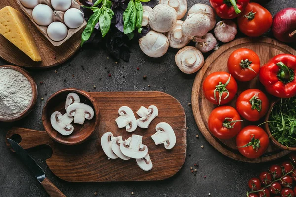 Vista dall'alto di varie materie prime per pizza su superficie di cemento — Foto stock