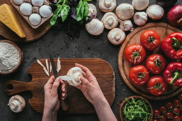 Tiro recortado de la mujer que prepara los ingredientes para pizza en la mesa de hormigón — Stock Photo