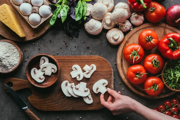 Tiro recortado de la mujer que prepara los ingredientes para pizza en la mesa de hormigón — Stock Photo