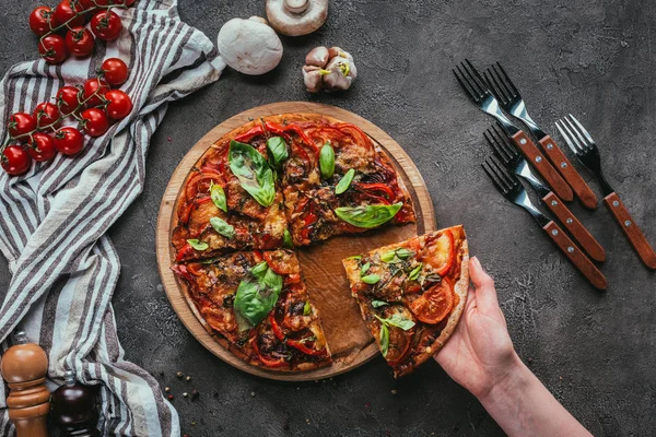 Tiro cortado de mulher tomando pedaço de pizza recém-assada — Fotografia de Stock