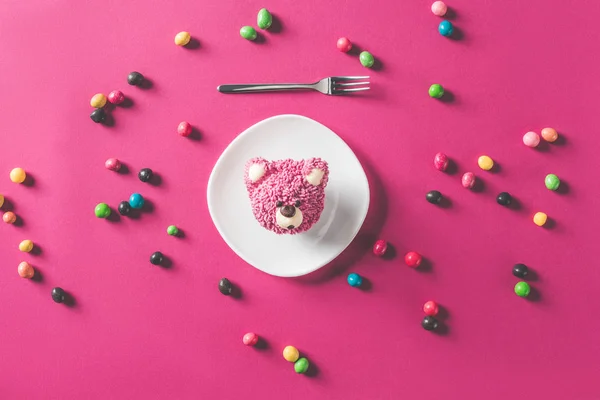 Top view of dessert in shape of bear head on plate on pink surface — Stock Photo