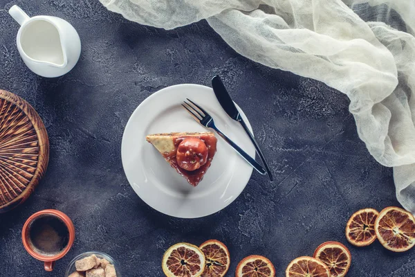 Vista dall'alto di delizioso pezzo di torta al caramello sul piatto su vassoio di legno — Foto stock