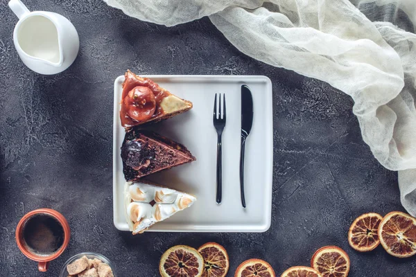 Vista dall'alto di deliziosi pezzi di torte diverse sul piatto — Foto stock