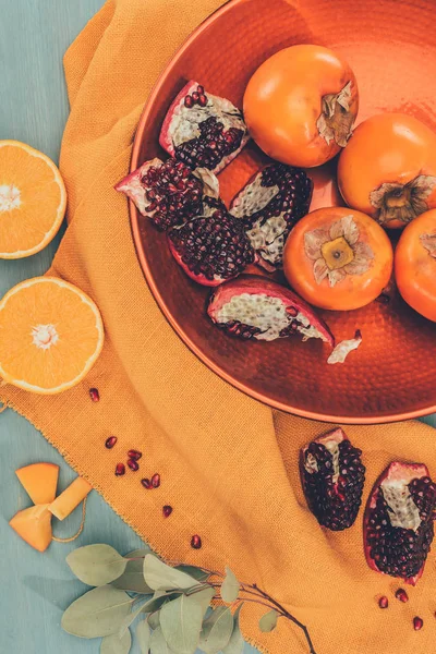 Vista superior de frutas gostosas no prato na toalha de mesa laranja — Fotografia de Stock