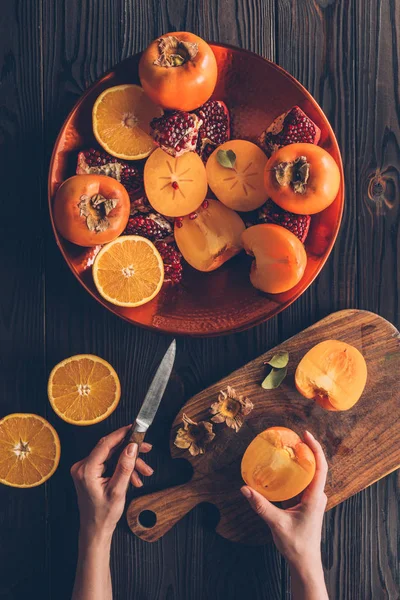Imagen recortada de la mujer cortando frutas - foto de stock