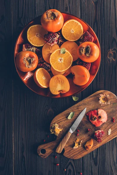 Vista superior de prato com corte deliciosos frutos — Fotografia de Stock