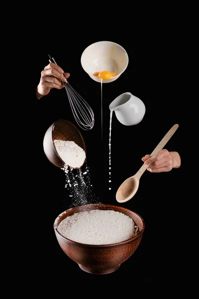 Imagen recortada de la mujer haciendo pastelería aislado en negro - foto de stock