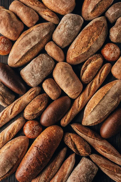 Vista superior de loafs arranjados recém-assados de pão — Fotografia de Stock