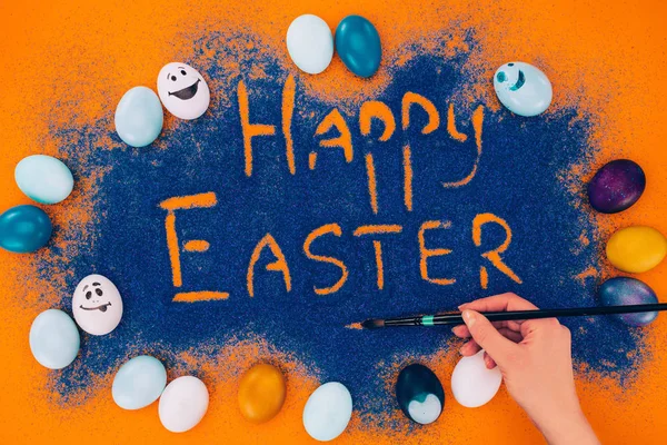 Image recadrée de femme faisant décoration de Pâques avec des œufs peints — Photo de stock