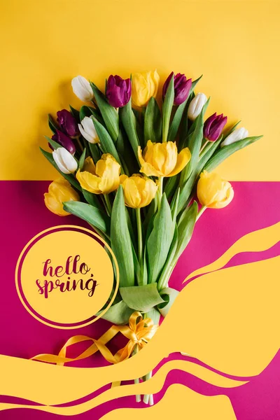 Vue de dessus des tulipes à ressort avec panneau HELLO SPRING — Photo de stock