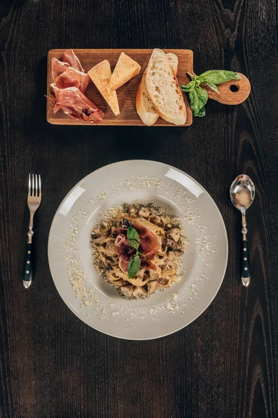 Vista dall'alto della pasta con carne in tavola — Foto stock