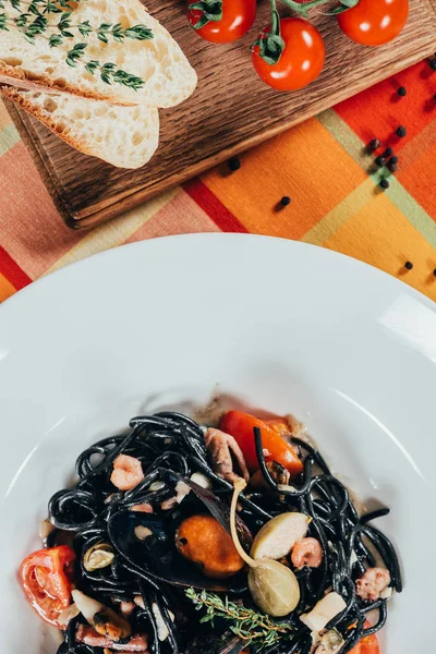 Vista dall'alto degli spaghetti con nero di seppia, calamari e cozze con polpo — Foto stock