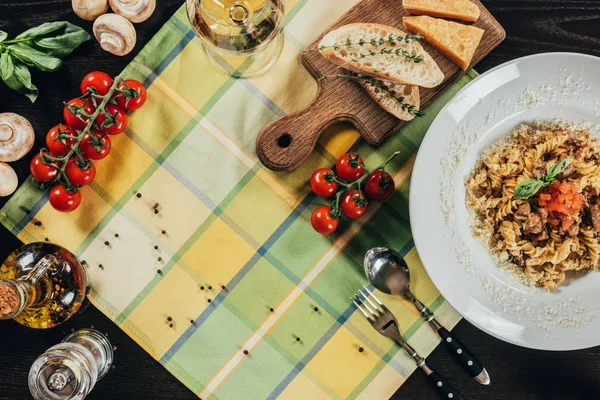 Vista dall'alto della pasta con carne di maiale arrosto in tavola — Foto stock