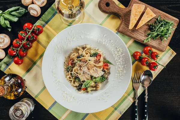 Vista dall'alto della pasta con filetto di persico luccio e verdure grigliate sul piatto — Foto stock