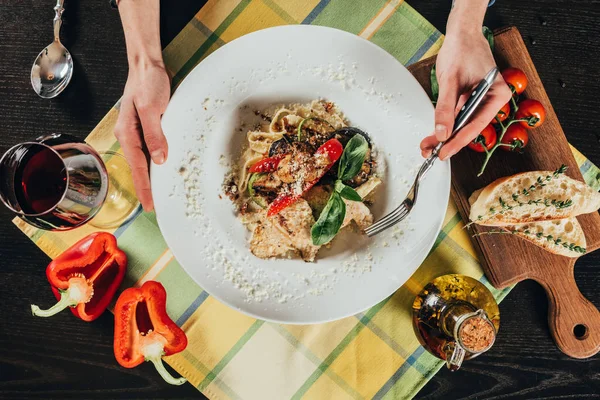 Imagem cortada de mulher comer macarrão vegetariano — Fotografia de Stock