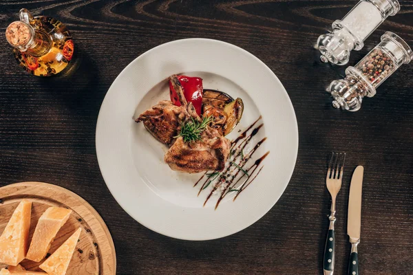Вид сверху на курицу на гриле с овощами на тарелке — стоковое фото
