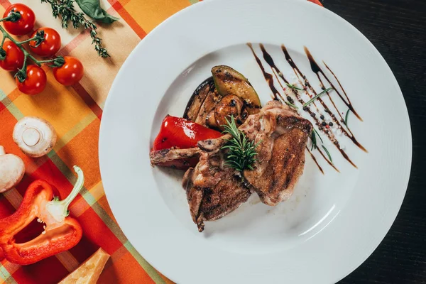 Top view of grilled chicken with vegetables on plate — Stock Photo