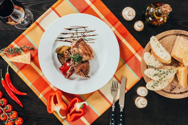 Вид сверху на жареные овощи и курицу на тарелке — стоковое фото