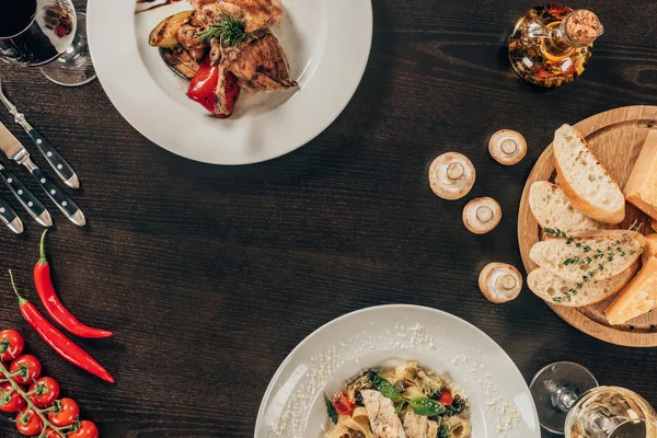 Vue de dessus des plats avec viande et poisson au restaurant — Photo de stock