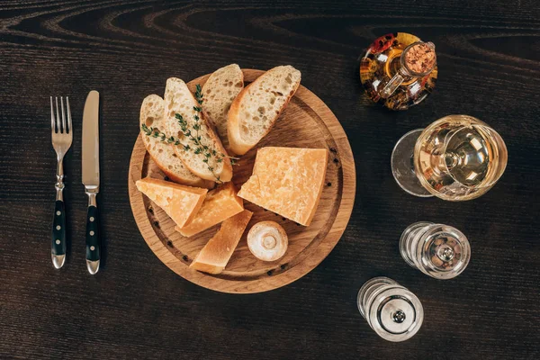 Vista dall'alto del parmigiano con fette di baguette e funghi su tavola di legno — Foto stock