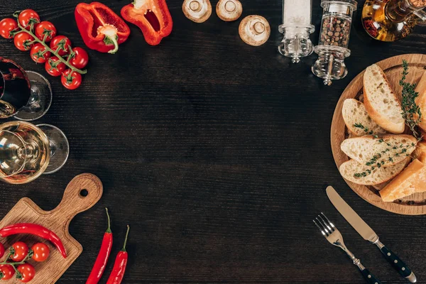 Vue du dessus des légumes, du pain et du vin sur table — Photo de stock