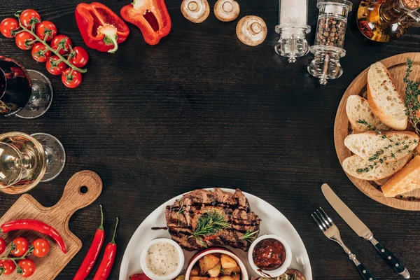 Vue du dessus des légumes frais et du steak de boeuf cuit sur la table — Photo de stock