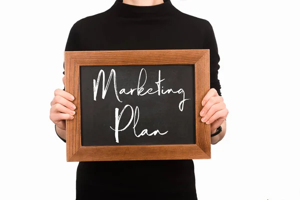 Vista parcial de la tabla de espera de la mujer con el plan de marketing de letras aislado en blanco - foto de stock