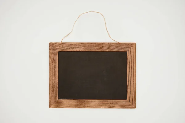 Pizarra en blanco con marco de madera e hilo aislado en blanco - foto de stock