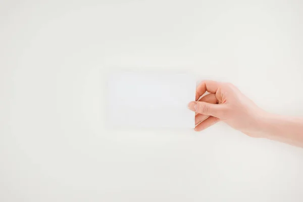 Recortado disparo de la mujer sosteniendo papel en blanco aislado en blanco - foto de stock